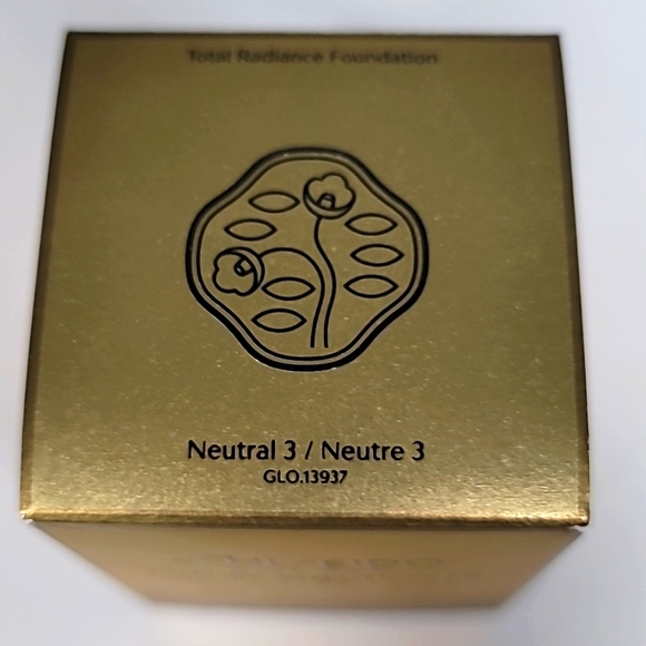 Shiseido Future Solution LX Total Radiance Foundation SPF 20 Neutral 3 - Picture 3 of 6